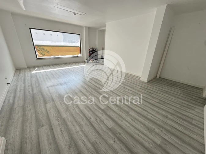 Loja para Venda em Santo António dos Cavaleiros e Frielas Foto 18