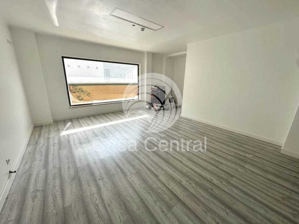 Loja para Venda em Santo António dos Cavaleiros e Frielas Foto 8