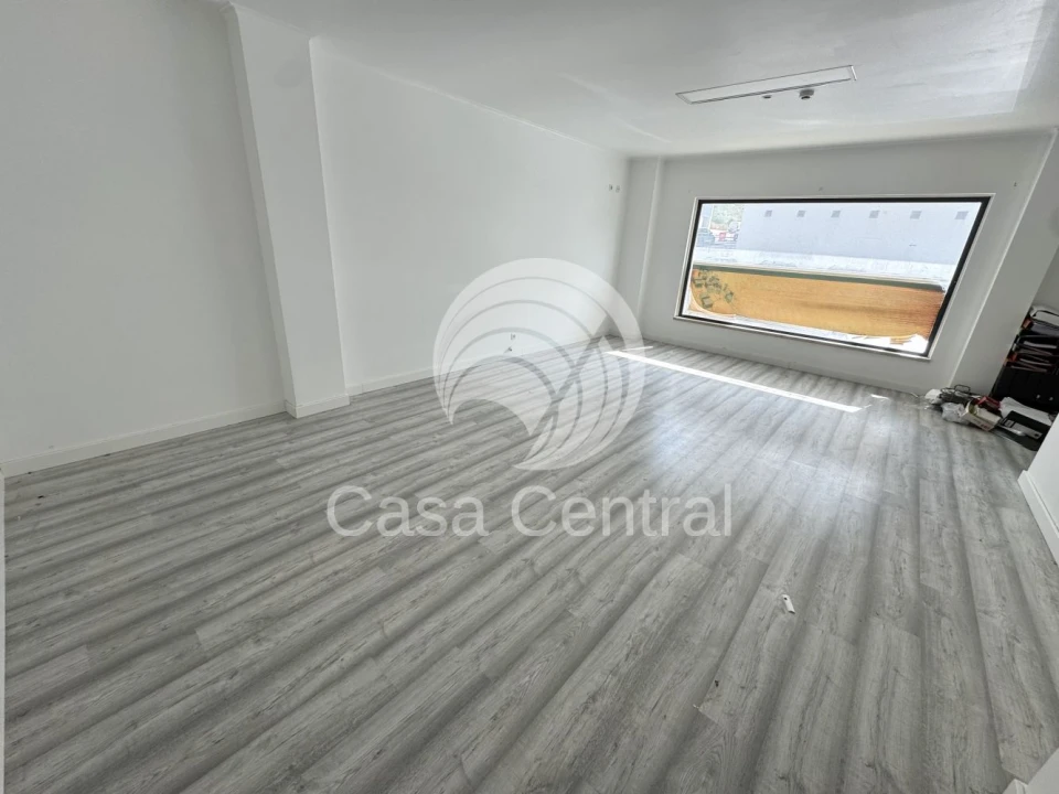 Loja para Venda em Santo António dos Cavaleiros e Frielas Foto 9