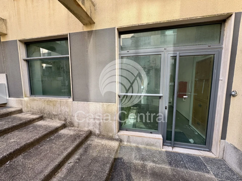 Loja para Venda em Santo António dos Cavaleiros e Frielas Foto 22