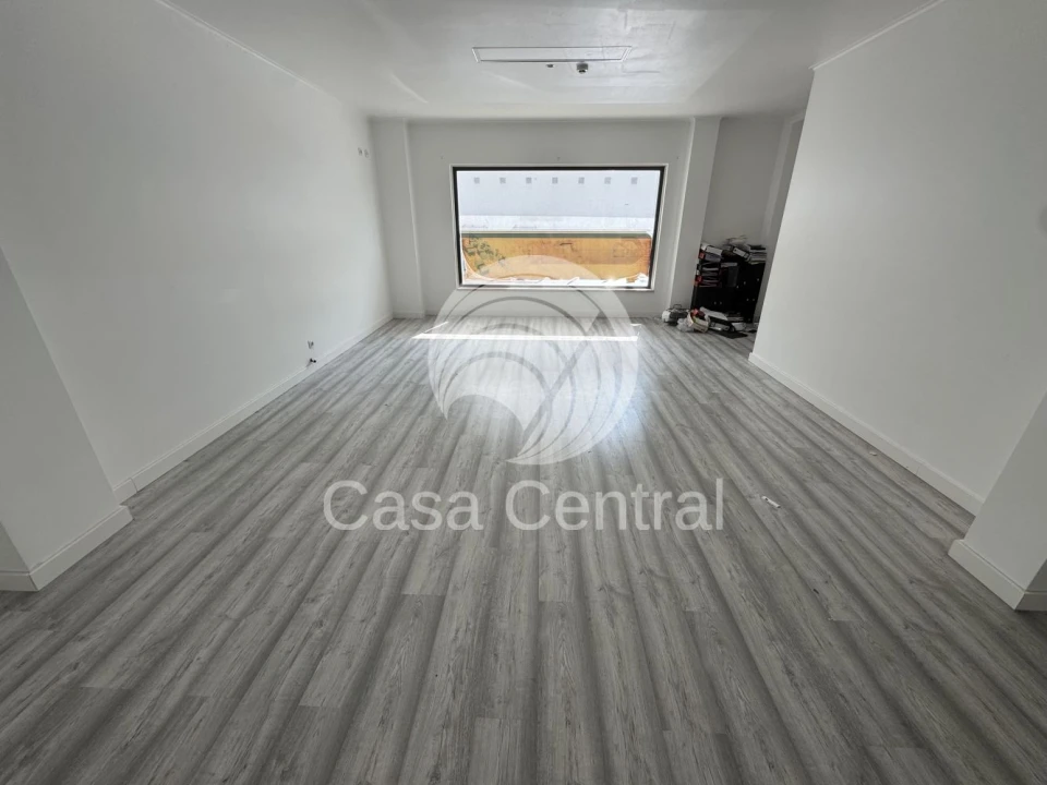 Loja para Venda em Santo António dos Cavaleiros e Frielas Foto 3