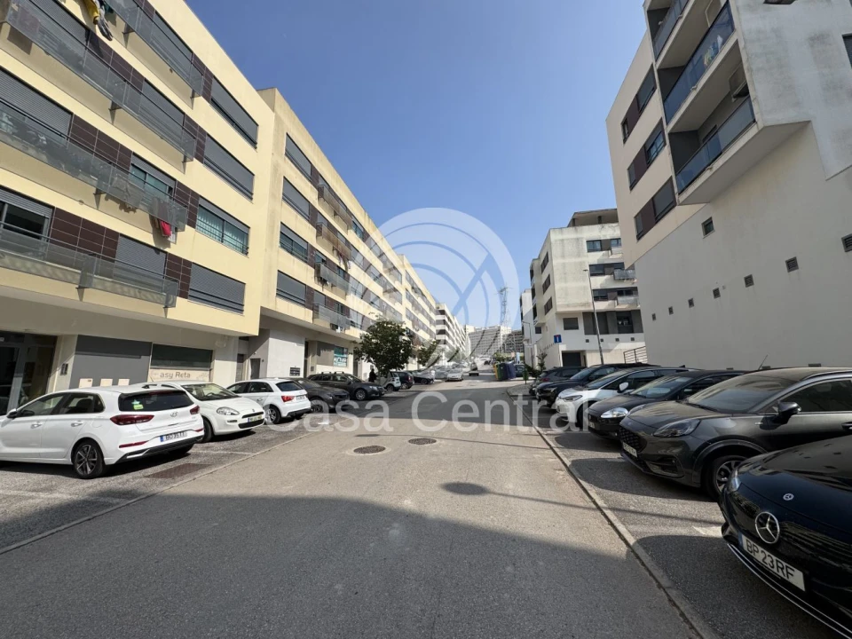 Loja para Venda em Santo António dos Cavaleiros e Frielas Foto 26