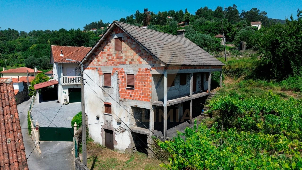 Moradia T3 para Venda em Bárrio e Cepões Foto 1