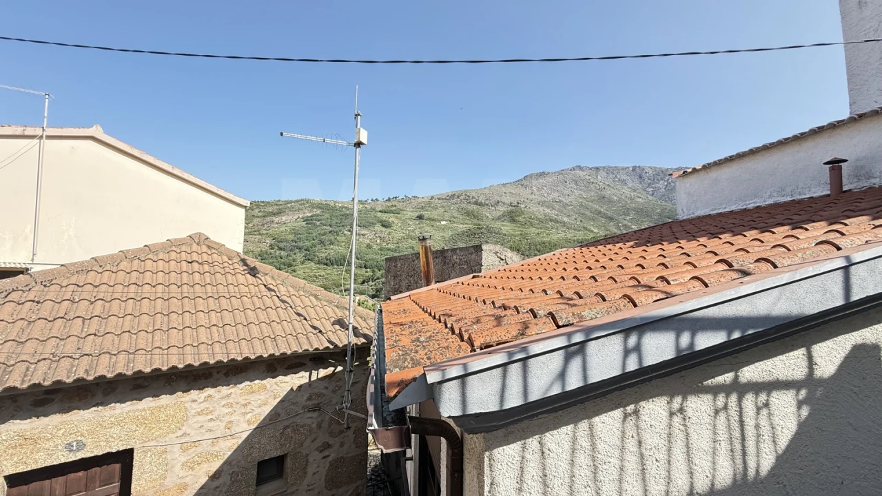 Moradia T3 para Venda em Cortes do Meio Foto 4