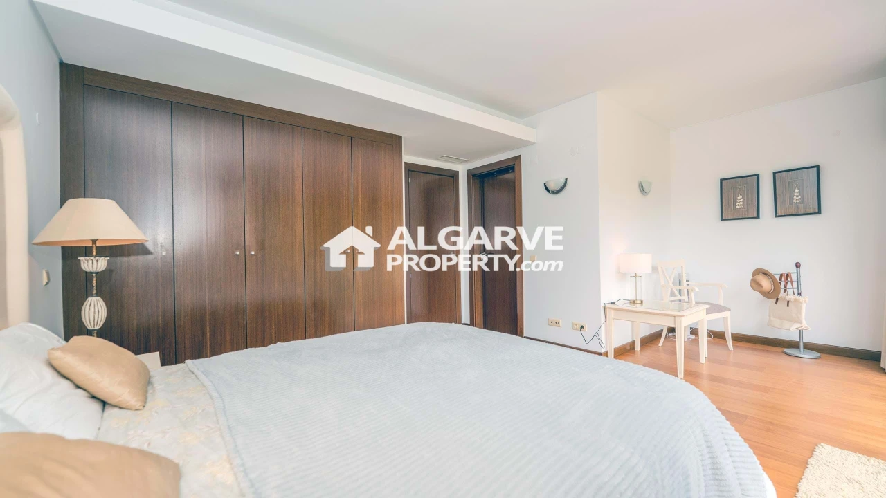 Moradia T5 para Venda em Quarteira Foto 18