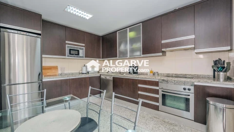 Moradia T5 para Venda em Quarteira