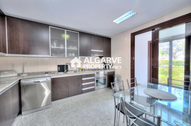 Moradia T5 para Venda em Quarteira Foto 4