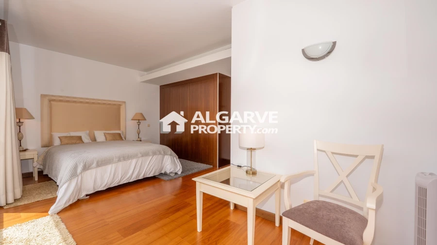 Moradia T5 para Venda em Quarteira Foto 3