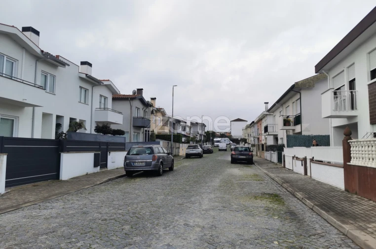 Moradia T3 para Venda em Arcozelo Foto 51