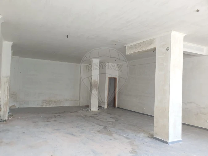 Loja para Venda em Alenquer (Santo Estêvão e Triana)