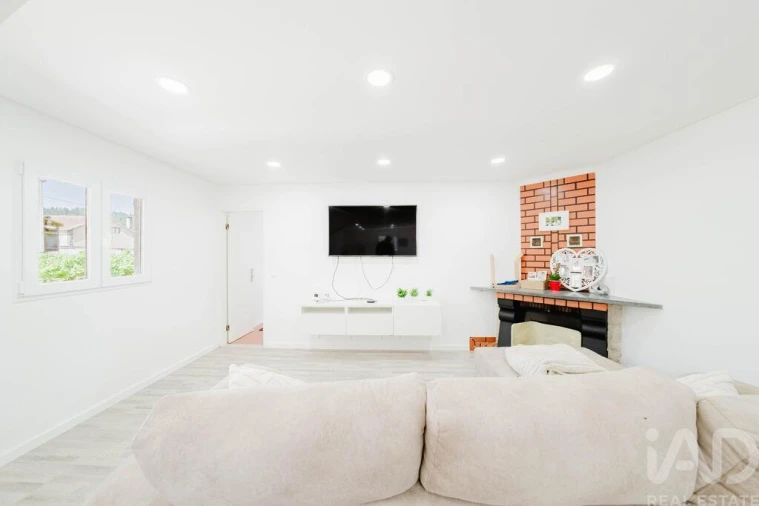 Moradia T4 para Venda em Aguda Foto 5