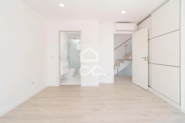 Moradia T4 para Venda em Antuzede e Vil de Matos Foto 12