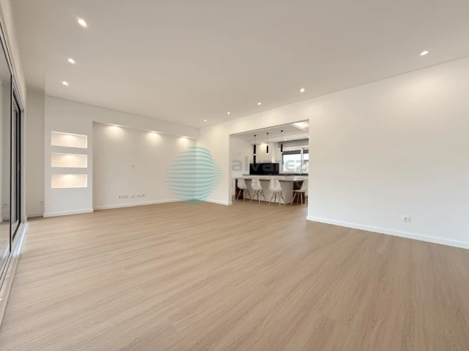 Moradia T3 para Venda em Turquel Foto 3