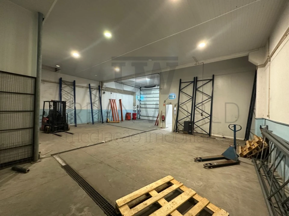 Armazém para Venda em Venda do Pinheiro e Santo Estêvão das Galés Foto 6