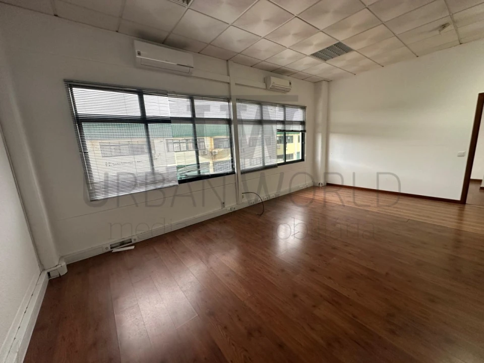 Armazém para Venda em Venda do Pinheiro e Santo Estêvão das Galés Foto 14