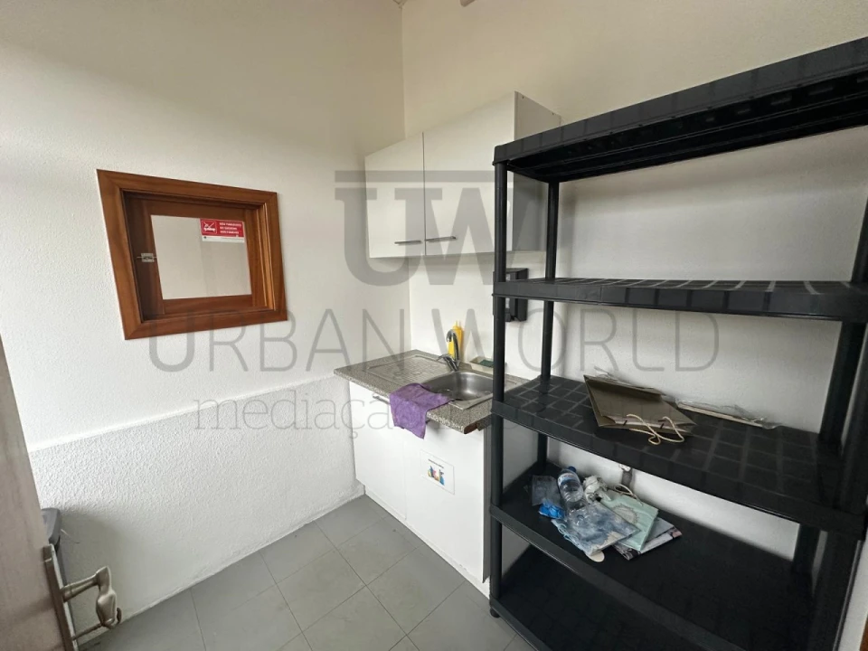 Armazém para Venda em Venda do Pinheiro e Santo Estêvão das Galés Foto 17