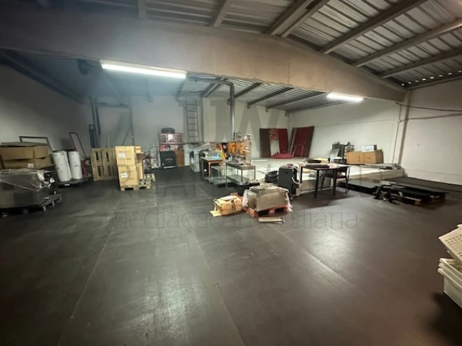 Armazém para Venda em Venda do Pinheiro e Santo Estêvão das Galés Foto 2