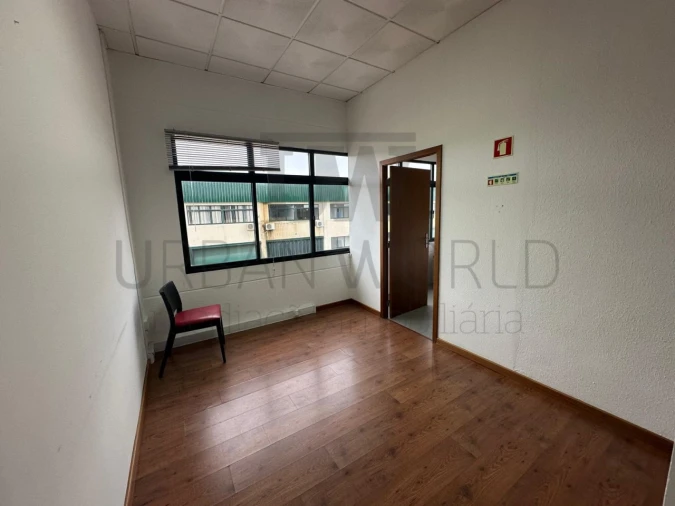 Armazém para Venda em Venda do Pinheiro e Santo Estêvão das Galés Foto 11