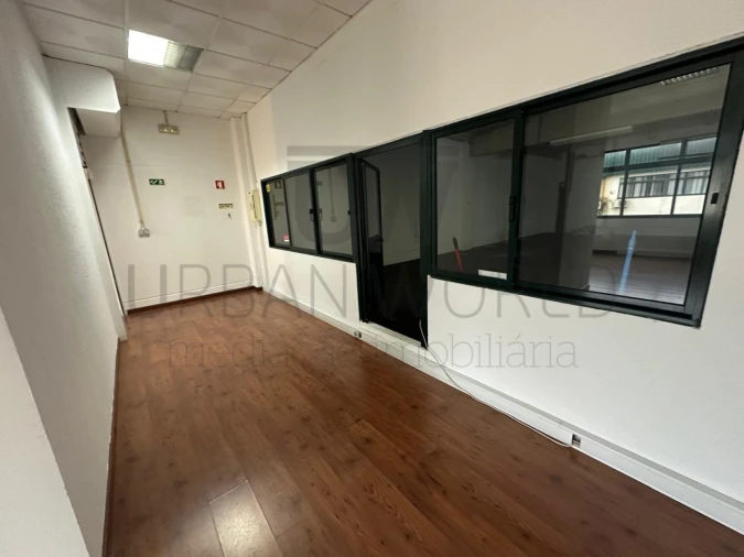 Armazém para Venda em Venda do Pinheiro e Santo Estêvão das Galés Foto 12