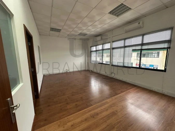 Armazém para Venda em Venda do Pinheiro e Santo Estêvão das Galés Foto 13