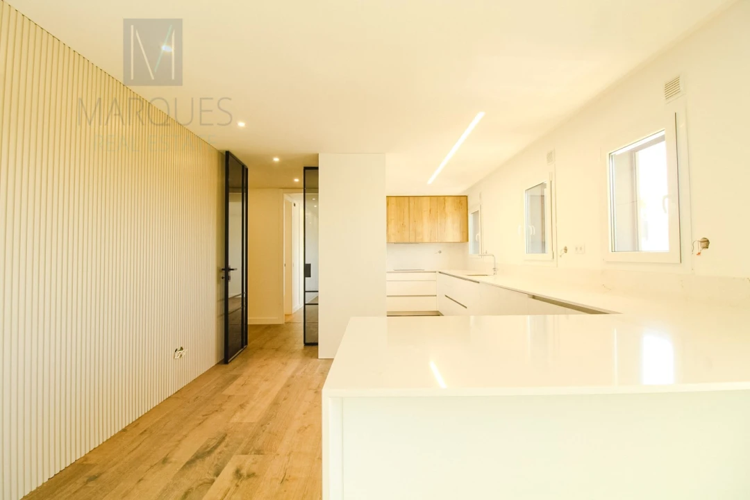 Apartamento T5 para Venda em Laranjeiro e Feijó Foto 1