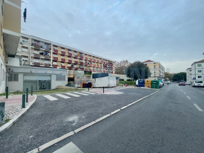 Loja para Venda em Massamá e Monte Abraão