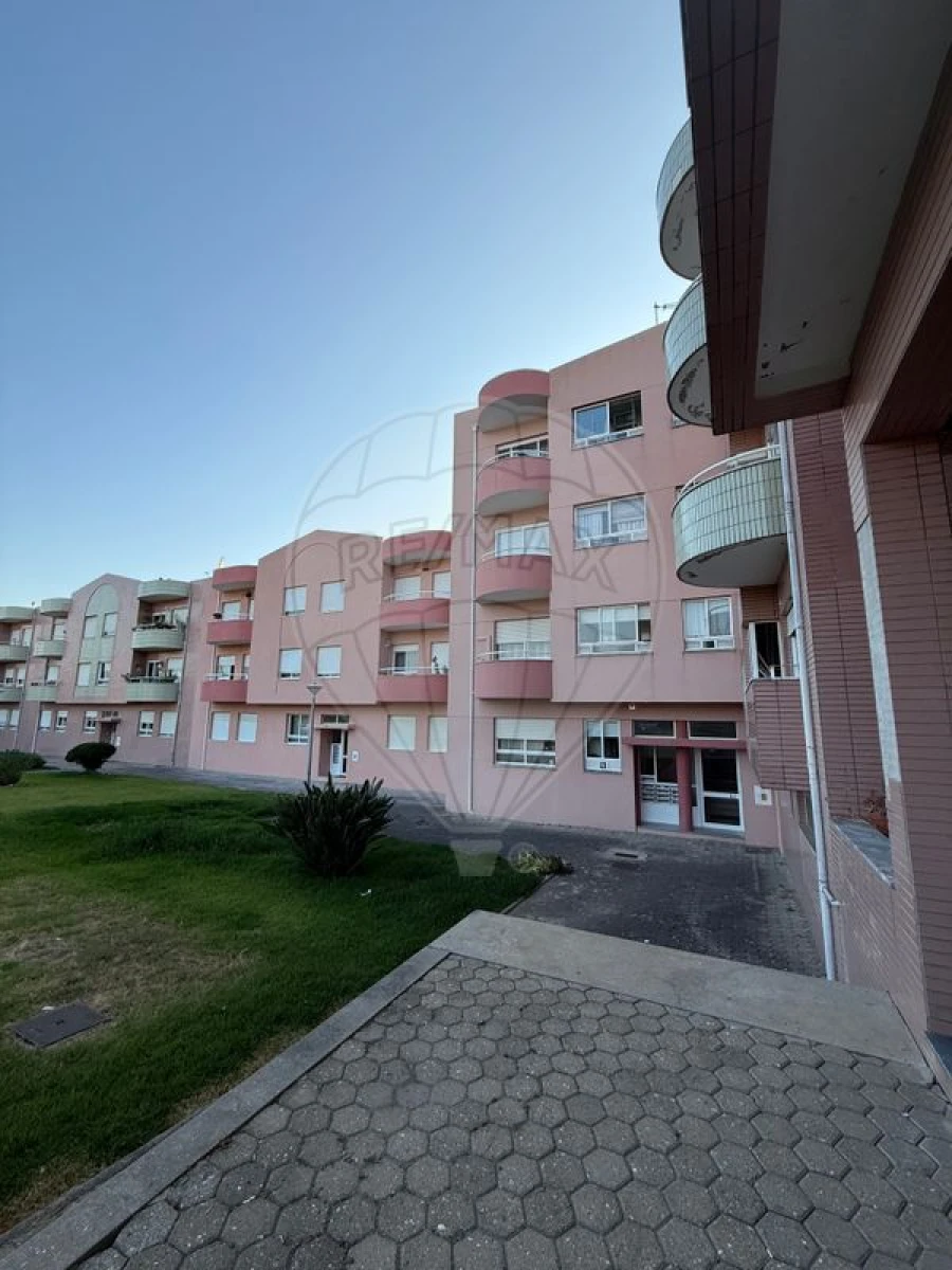 Apartamento T2 para Venda em Santa Maria de Lamas Foto 2
