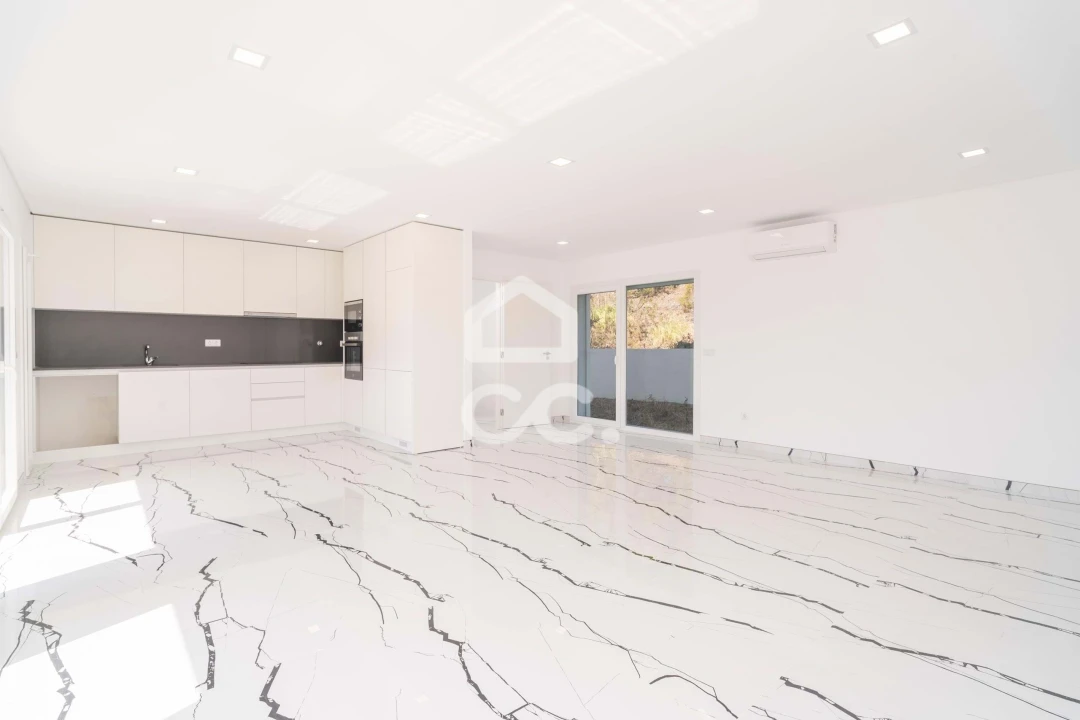 Moradia T4 para Venda em Antuzede e Vil de Matos Foto 3