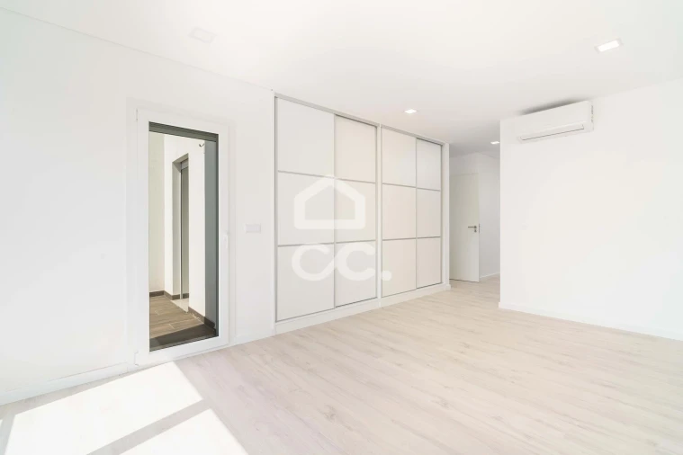 Moradia T4 para Venda em Antuzede e Vil de Matos Foto 4