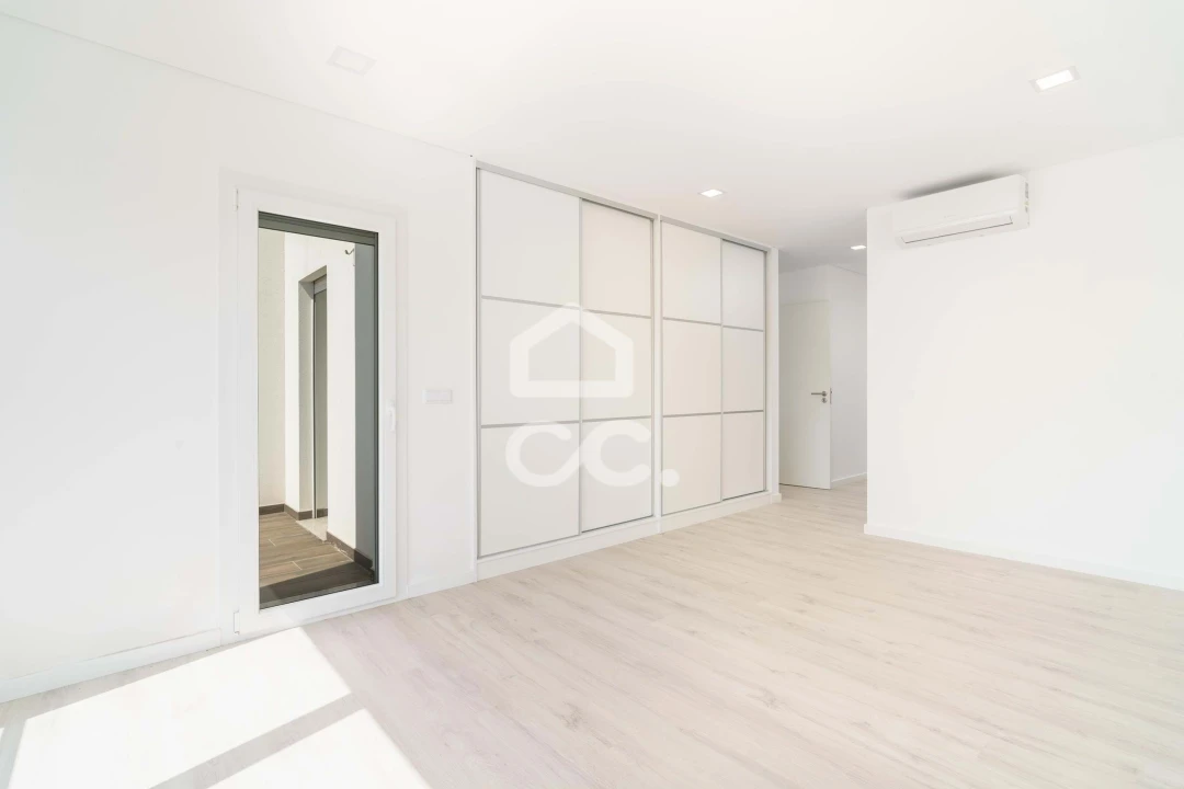 Moradia T4 para Venda em Antuzede e Vil de Matos Foto 5