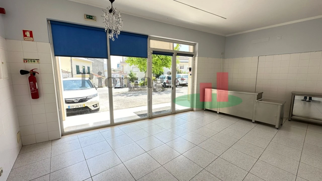 Loja para Arrendamento em Rio Maior Foto 6