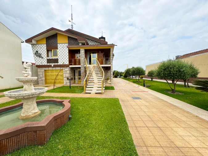 Moradia T4 para Venda em Branca Foto 1