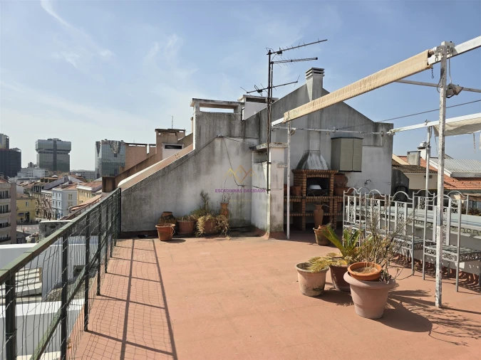 Apartamento T6 para Venda em Campolide Foto 8