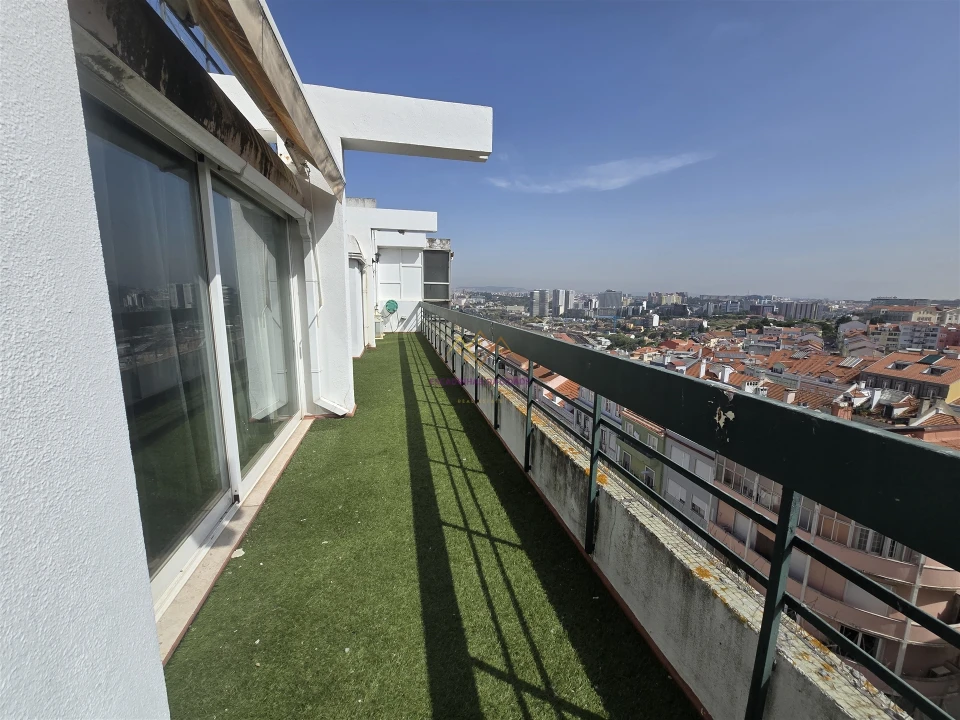 Apartamento T6 para Venda em Campolide Foto 4