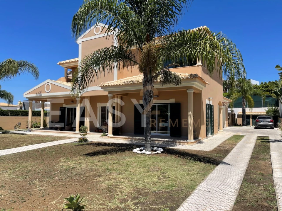 Moradia T4 para Venda em Albufeira e Olhos de Água Foto 1