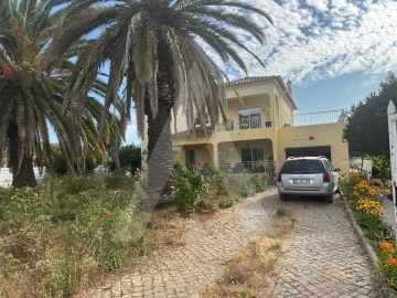 Moradia T7 para Venda em Santa Barbara de Nexe