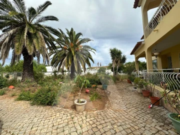 Moradia T7 para Venda em Santa Barbara de Nexe