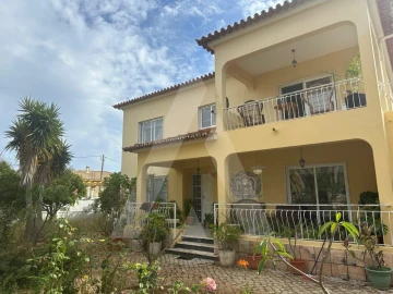 Moradia T7 para Venda em Santa Barbara de Nexe