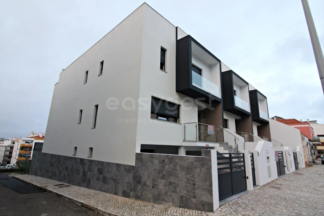 Moradia T4 para Venda em Amora Foto 1