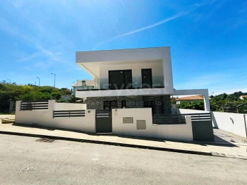 Moradia T4 para Venda em Charneca de Caparica e Sobreda