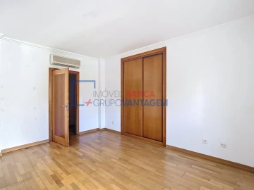 Apartamento T4 para Venda em Santa Maria e São Miguel, São Martinho, São Pedro Penaferrim