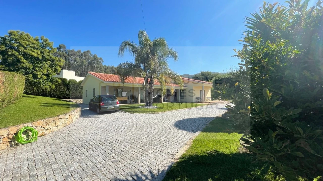 Moradia T4 para Venda em Calheiros Foto 2