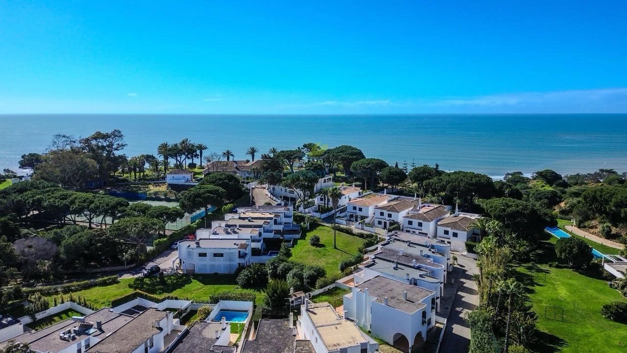 Moradia T4 para Venda em Albufeira e Olhos de Água Foto 1