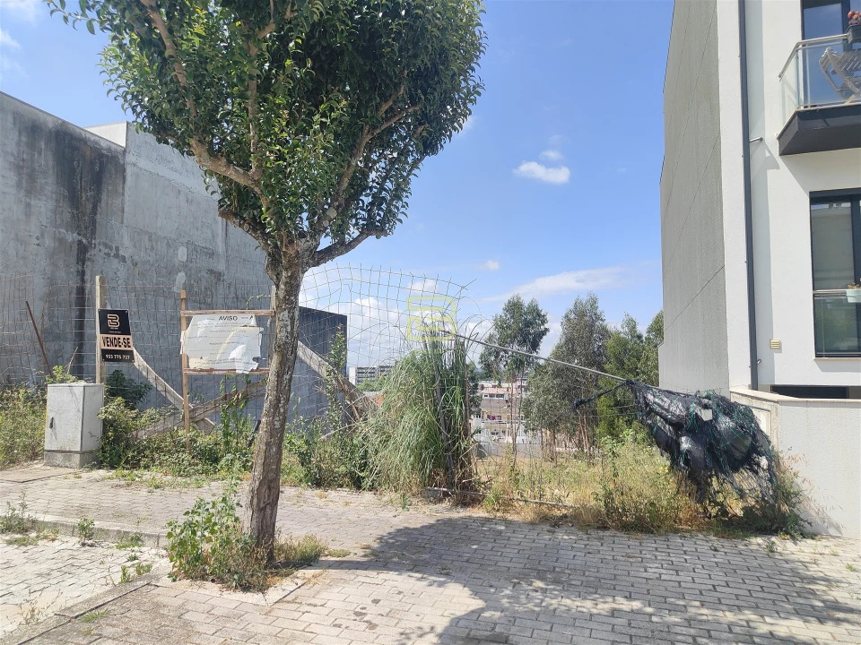 Terreno para Venda em Ermesinde Foto 1