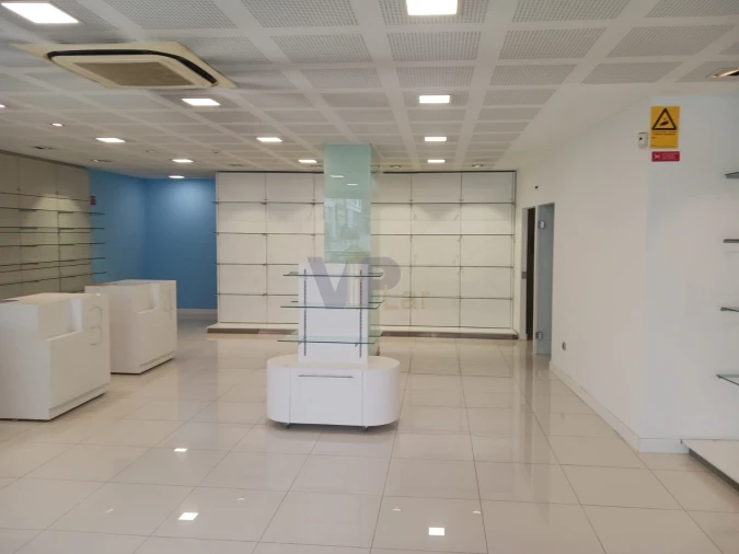 Loja para Arrendamento em Paranhos Foto 1