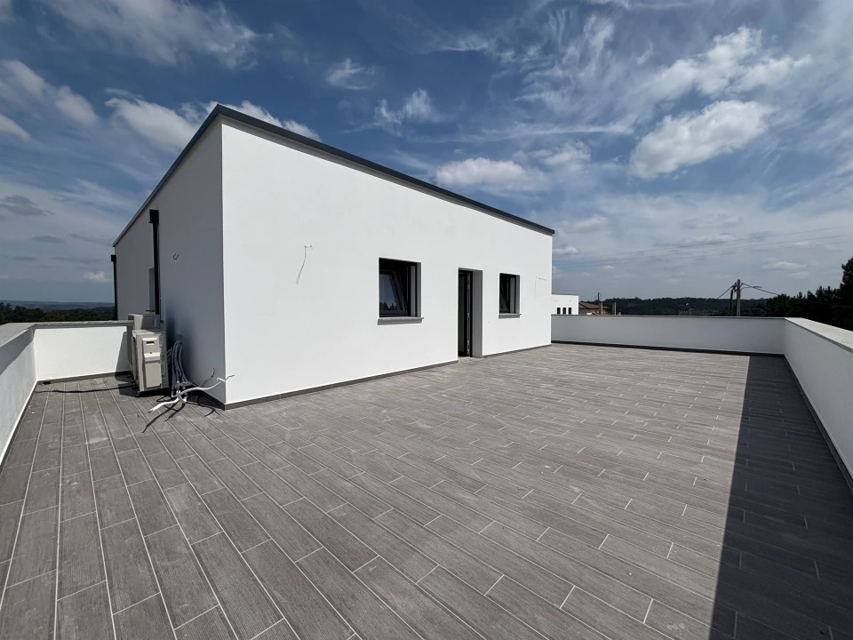 Moradia T4 para Venda em Caxarias Foto 24