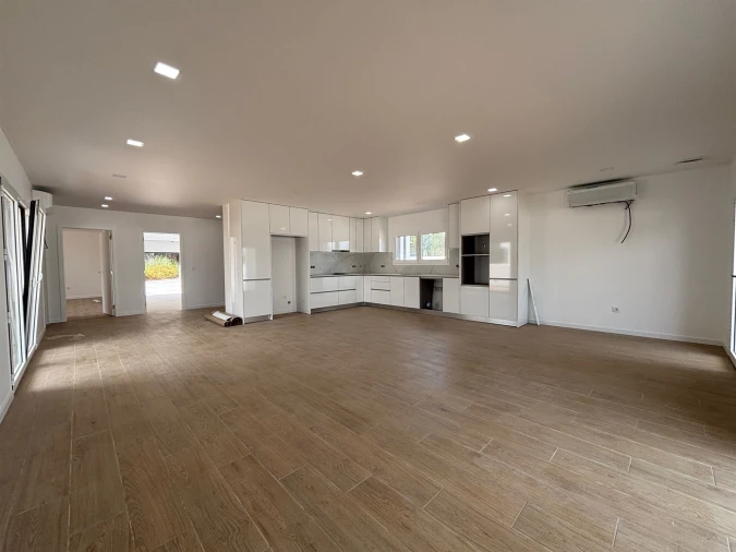 Moradia T4 para Venda em Caxarias Foto 6