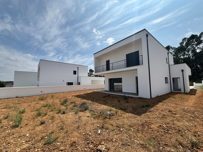 Moradia T4 para Venda em Caxarias Foto 28