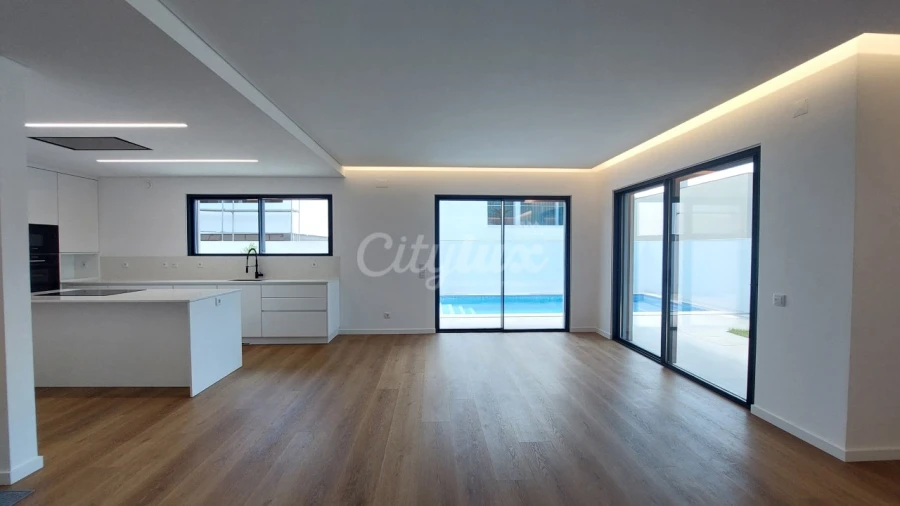 Moradia T4 para Venda em Alcabideche Foto 4