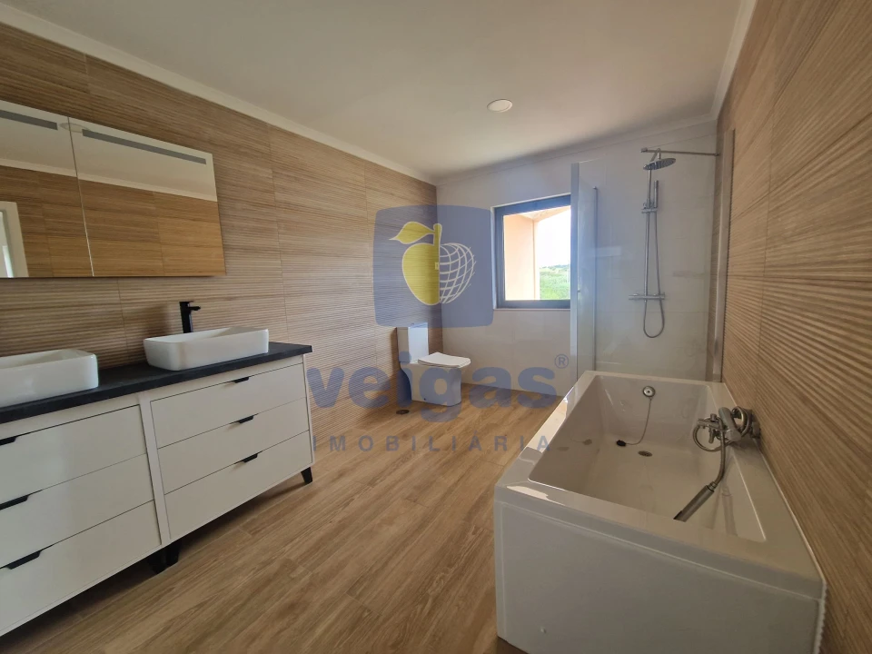 Apartamento T4 para Venda em Bombarral e Vale Covo Foto 10